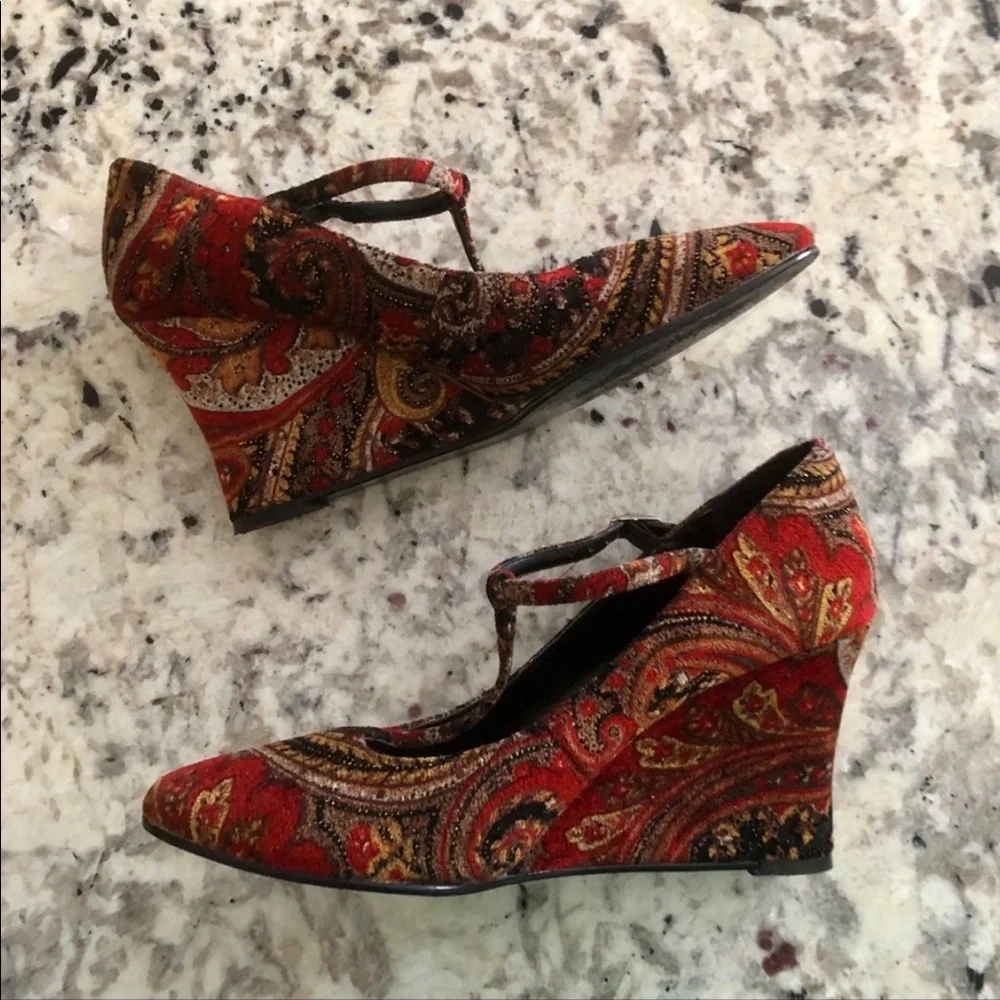 Newport News Red Tapestry Wedge Heels 9.5 - Picture 2 of 8